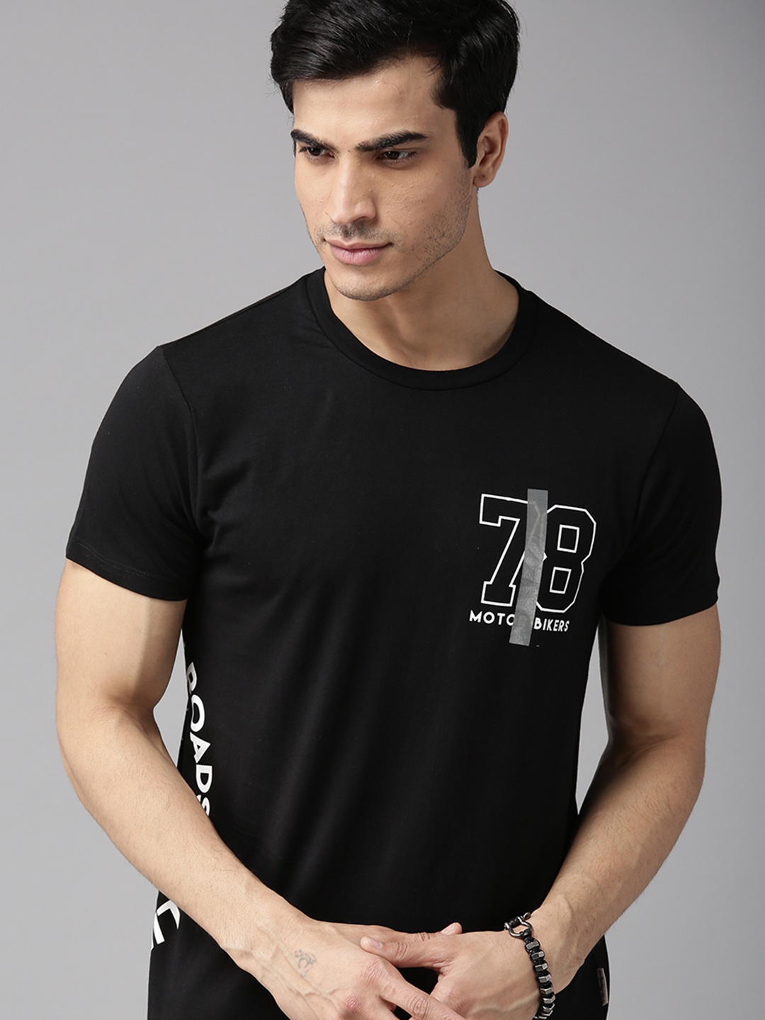 

The Roadster Lifestyle Co Men Black & White Printed Round Neck T-shirt