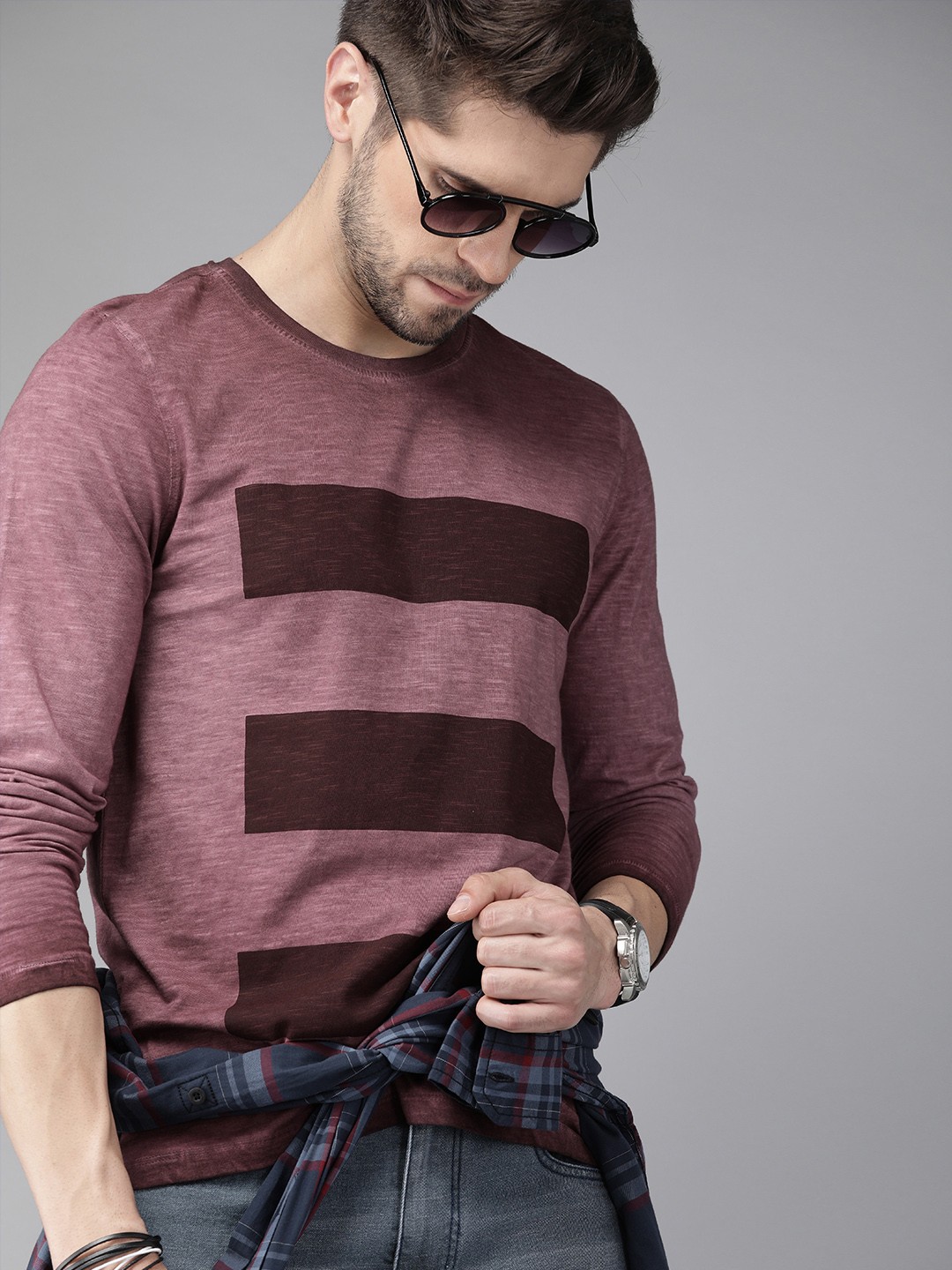 

The Roadster Lifestyle Co Men Burgundy Dyed Round Neck Pure Cotton T-shirt With Printed Detailing