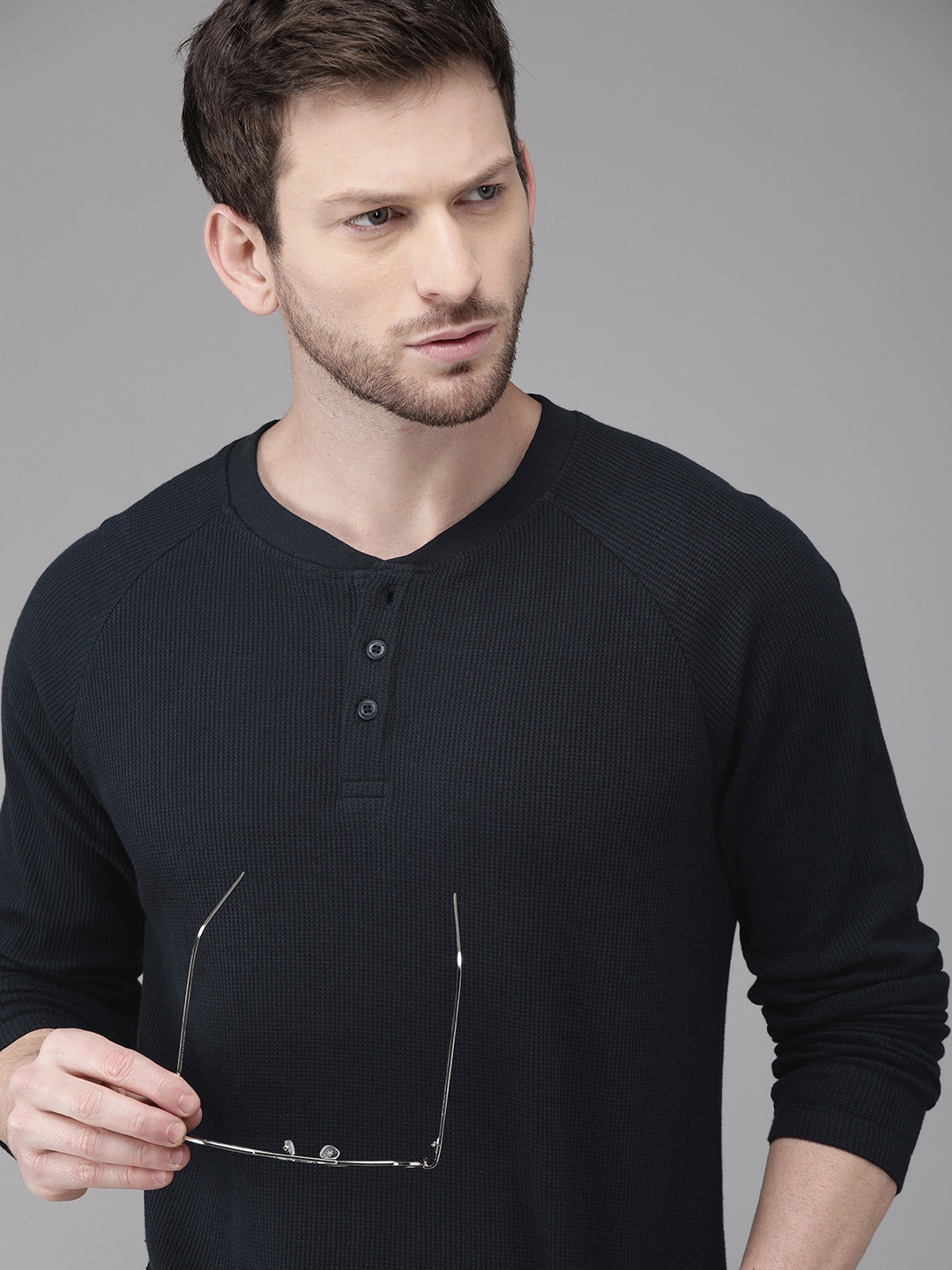 

Roadster Men Navy Blue Solid Henley Neck Pure Cotton T-shirt