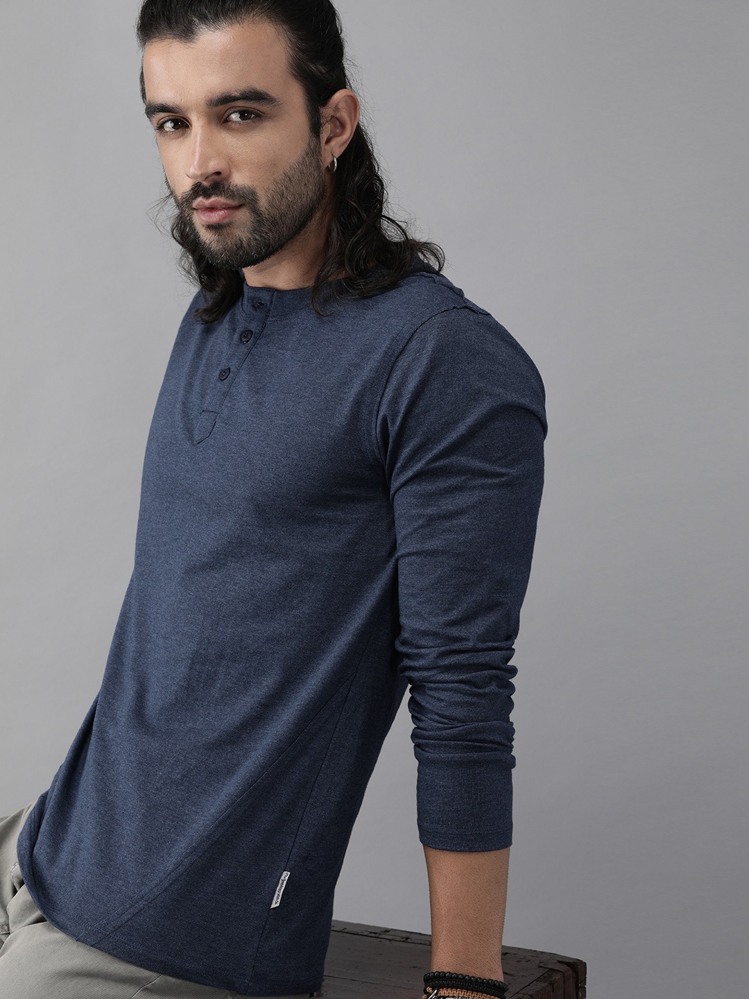 

The Roadster Lifestyle Co Men Navy Blue Solid Henley Neck T-shirt