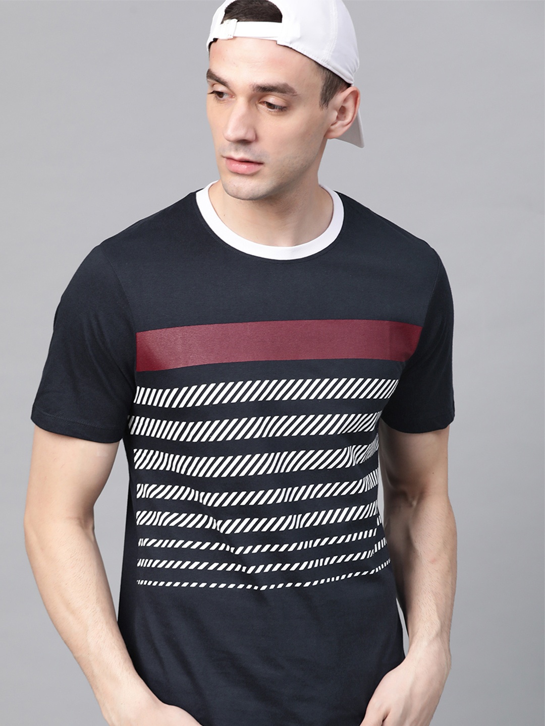 

The Roadster Lifestyle Co Men Navy Blue & White Striped Round Neck T-shirt