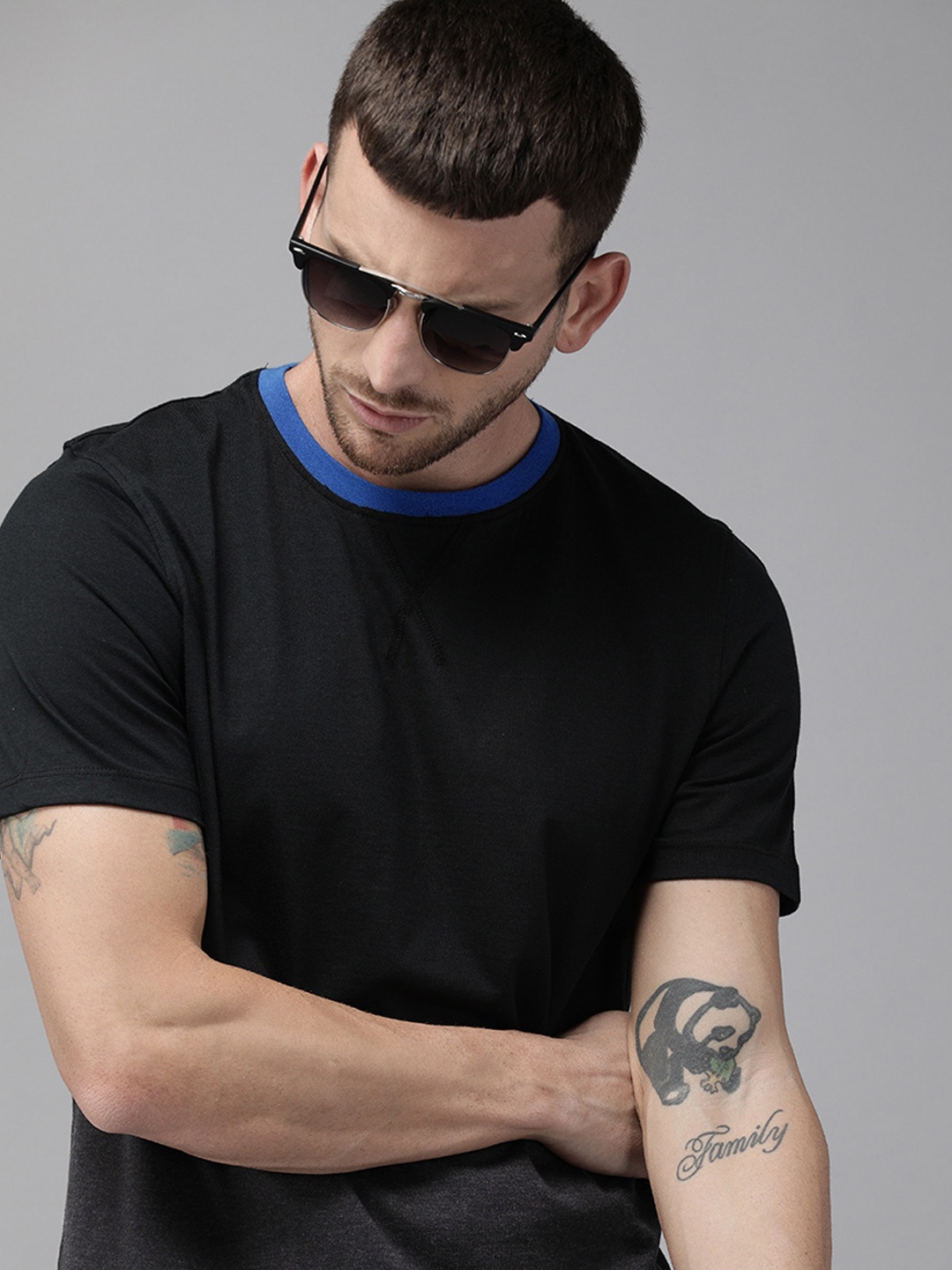 

The Roadster Lifestyle Co Men Black & Blue Colourblocked Round Neck T-shirt