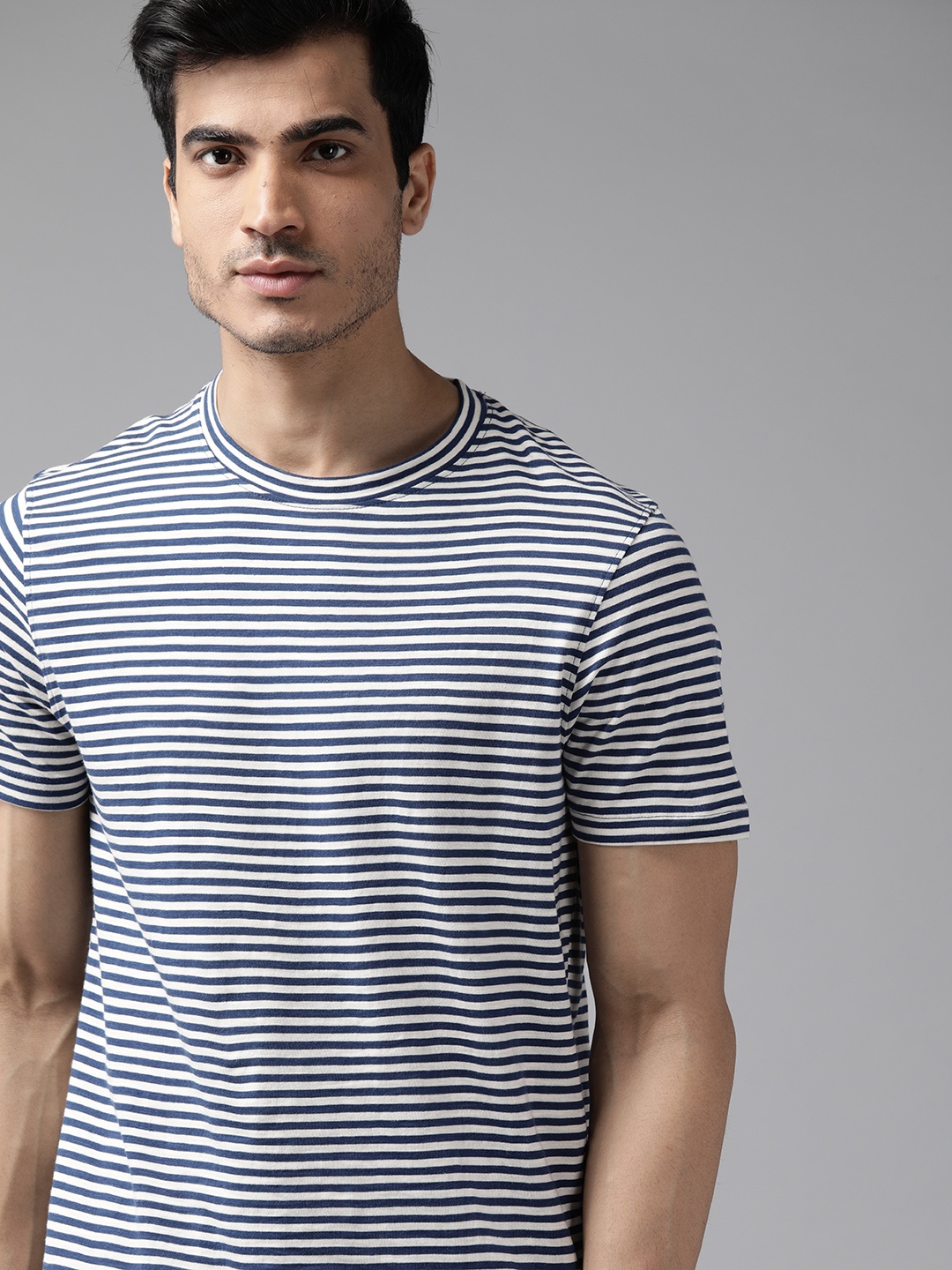 

The Roadster Lifestyle Co Men Navy & White Striped Round Neck T-shirt, Navy blue