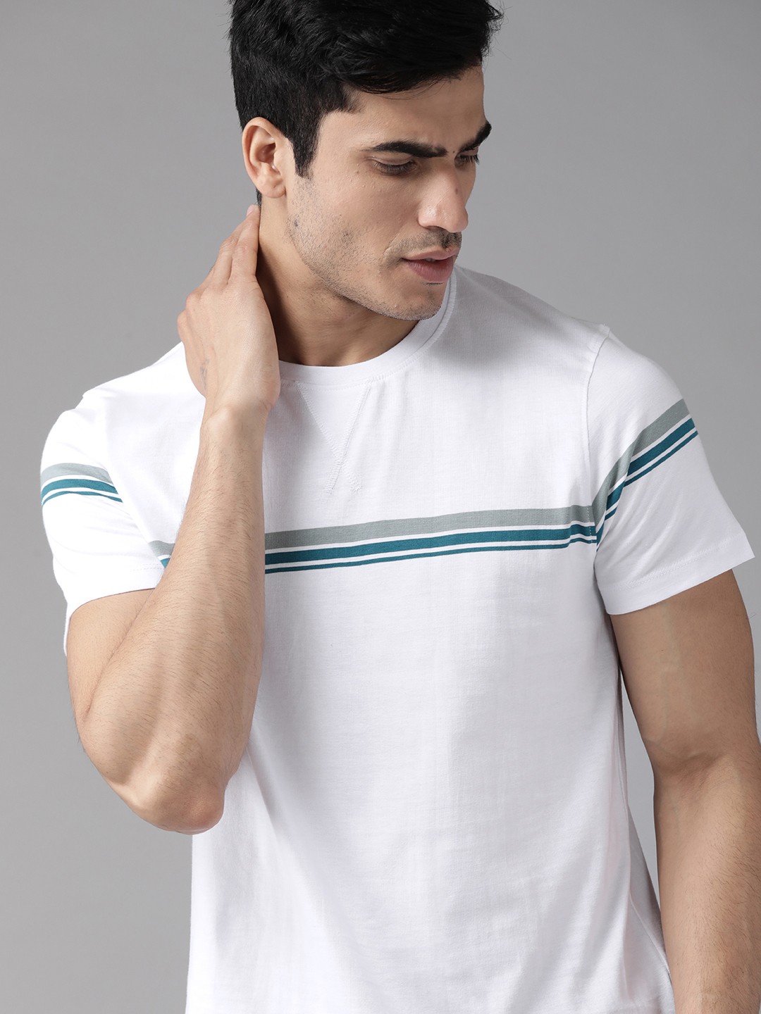 

The Roadster Lifestyle Co Men White Solid Round Neck T-shirt
