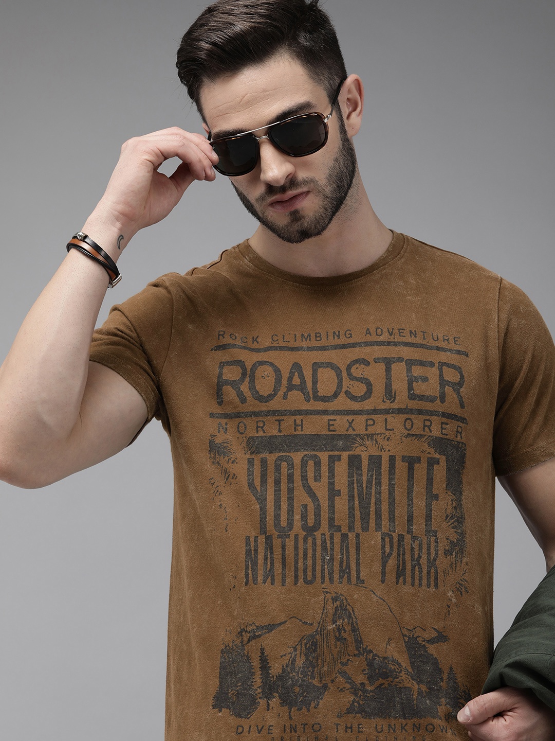 

The Roadster Lifestyle Co Men Brown Typography Print Pure Cotton T-shirt