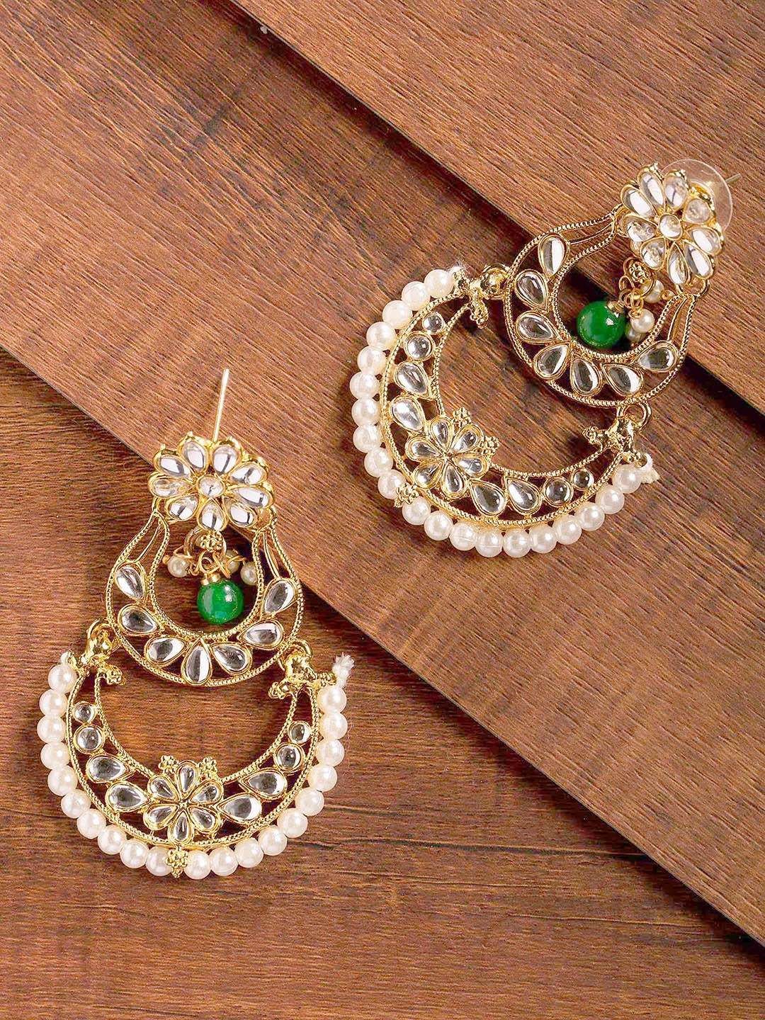 

Zaveri Pearls Gold-Toned & Green Kundan Studded Crescent Shaped Chandbalis