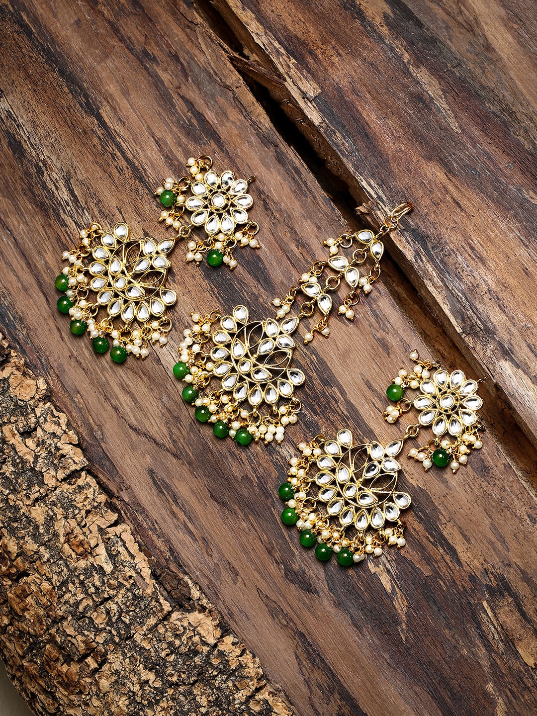

Zaveri Pearls Green Gold-Plated Kundan & Beads Studded Jewellery Set