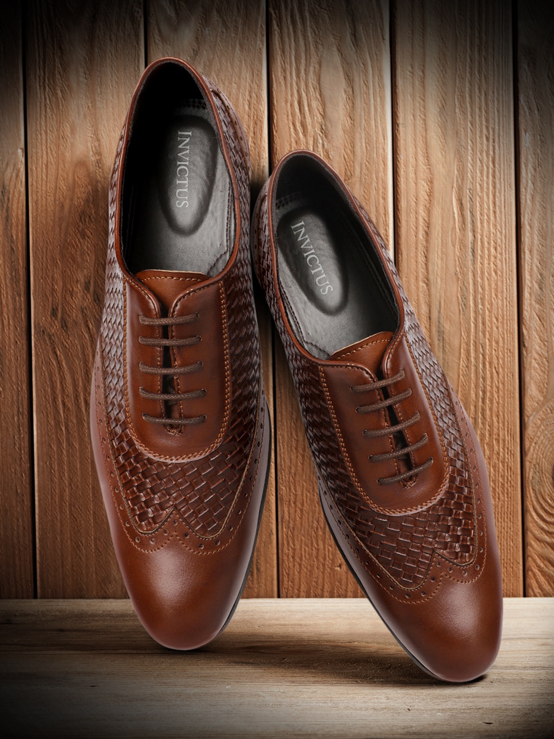 

INVICTUS Men Tan Brown Textured Oxfords