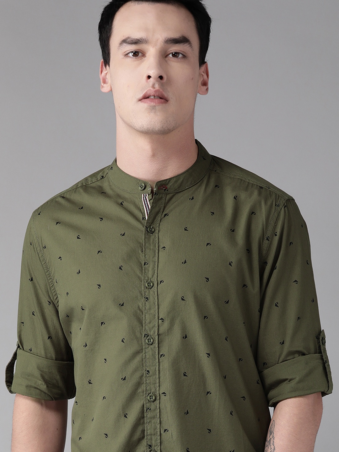 

The Roadster Lifestyle Co Men Olive Green & Black Geometric Printed Pure Cotton Casual Shirt