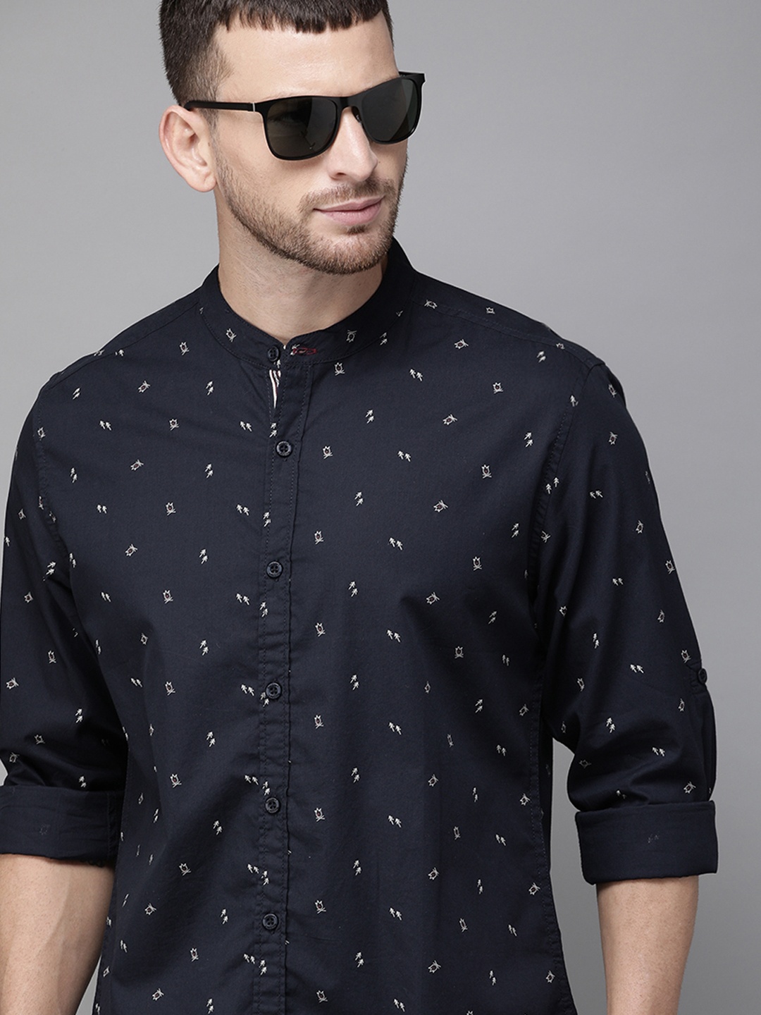 

The Roadster Lifestyle Co Men Navy Blue & Off-White Regular Fit Printed Sustainable Casual Shirt