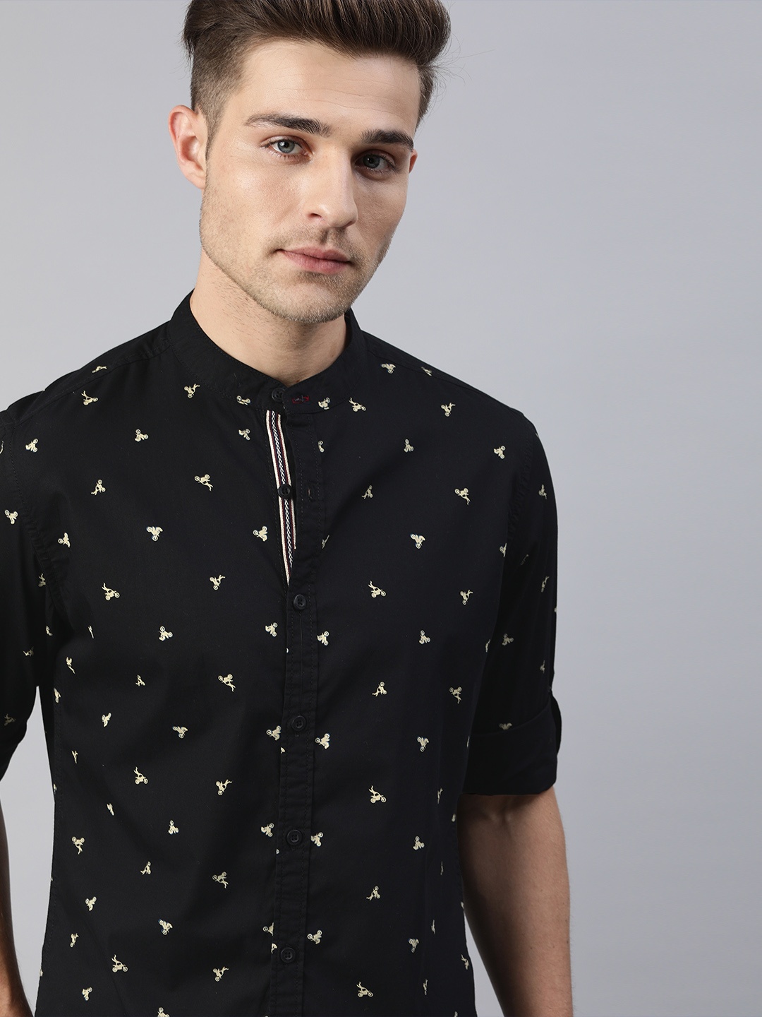 

The Roadster Lifestyle Co Men Black & Beige Regular Fit Conversational Printed Casual Shirt