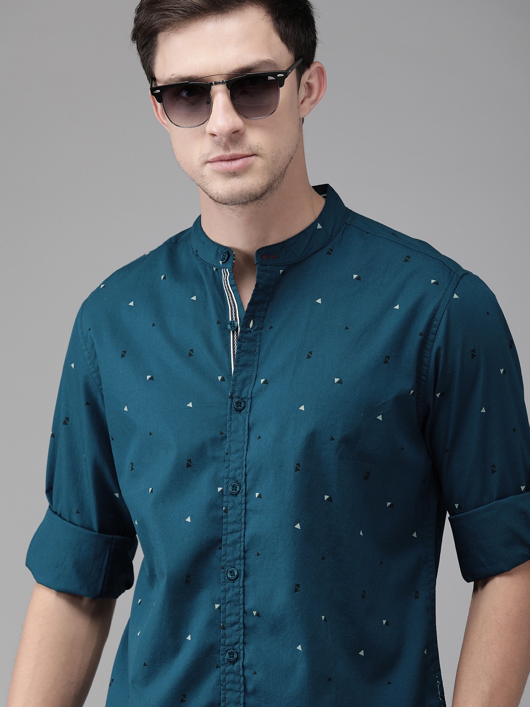 

The Roadster Lifestyle Co Men Teal Blue & Off-White Regular Fit Printed Sustainable Casual Shirt