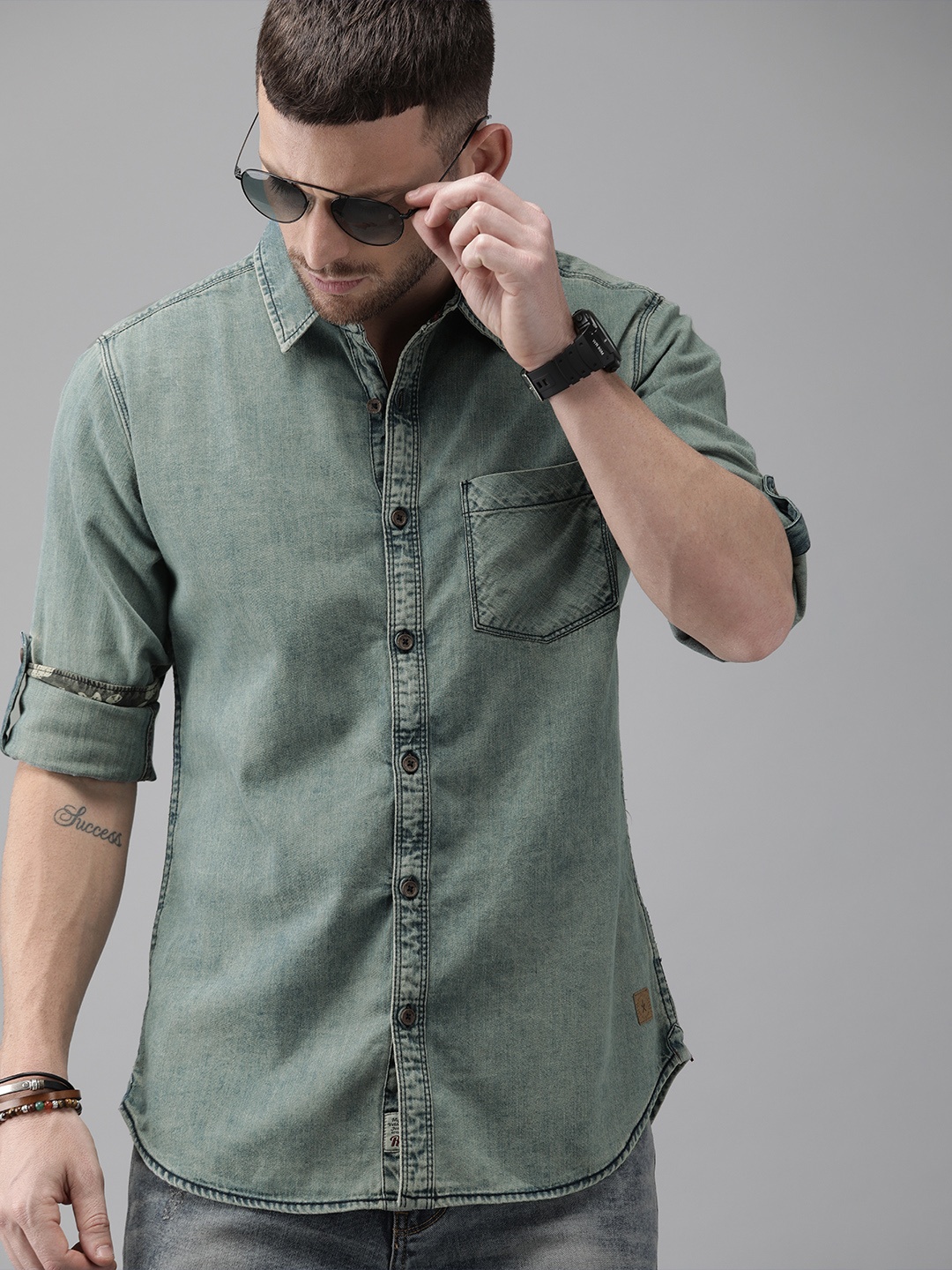 

The Roadster Lifestyle Co Men Blue Regular Fit Faded Denim Casual Shirt