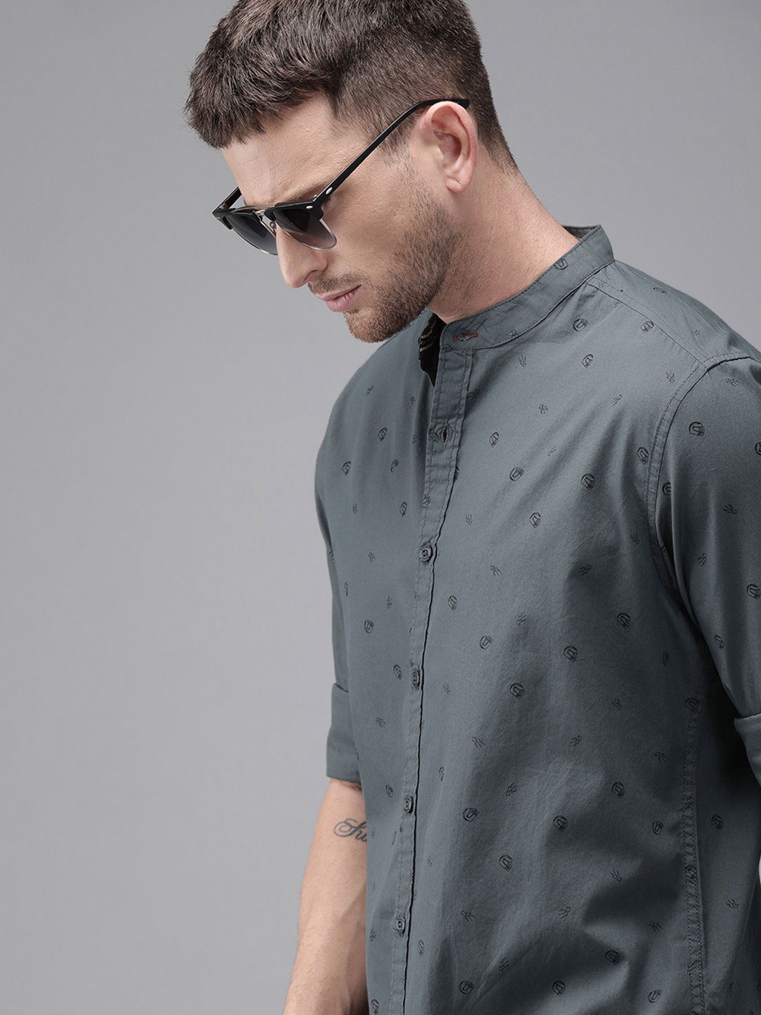 

Roadster Men Charcoal Grey & Black Regular Fit Printed Sustainable Casual Shirt