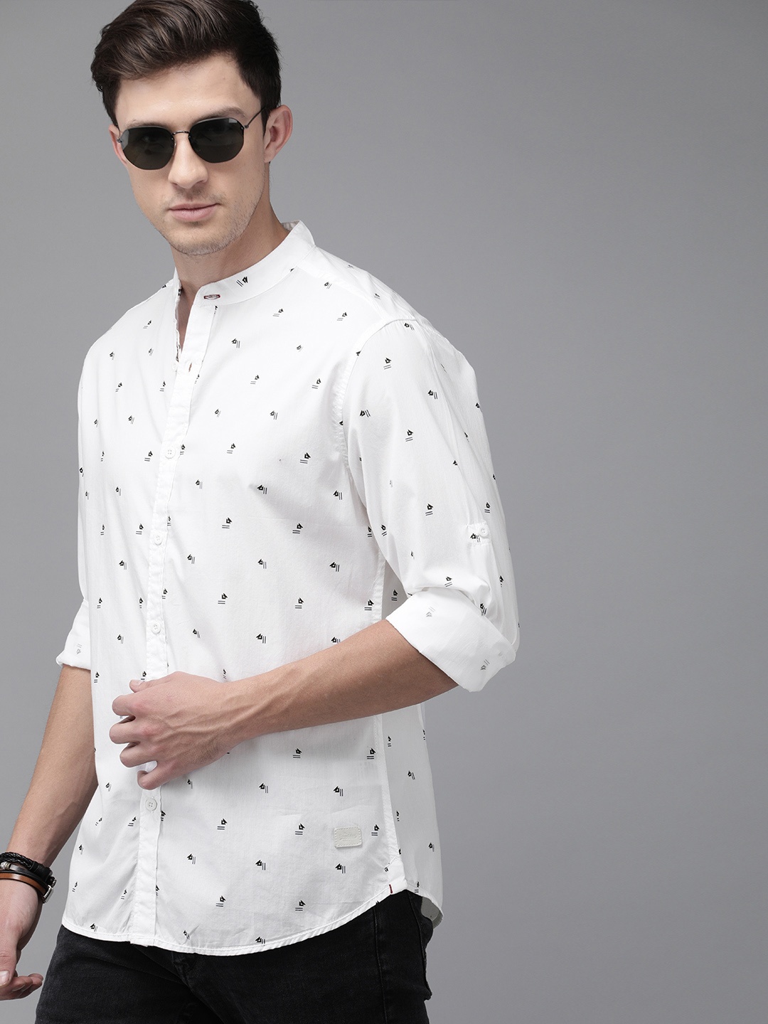 

Roadster Men White & Navy Blue Regular Fit Printed Casual Shirt