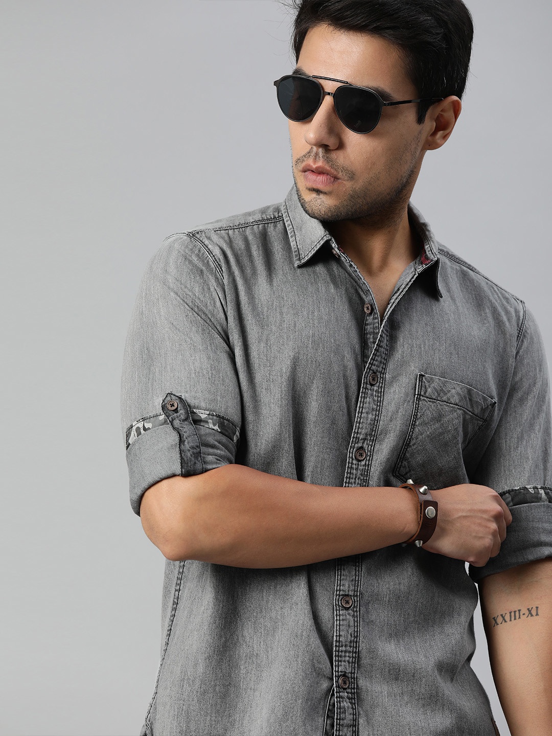 

The Roadster Lifestyle Co Men Grey Regular Fit Faded Chambray Casual Shirt