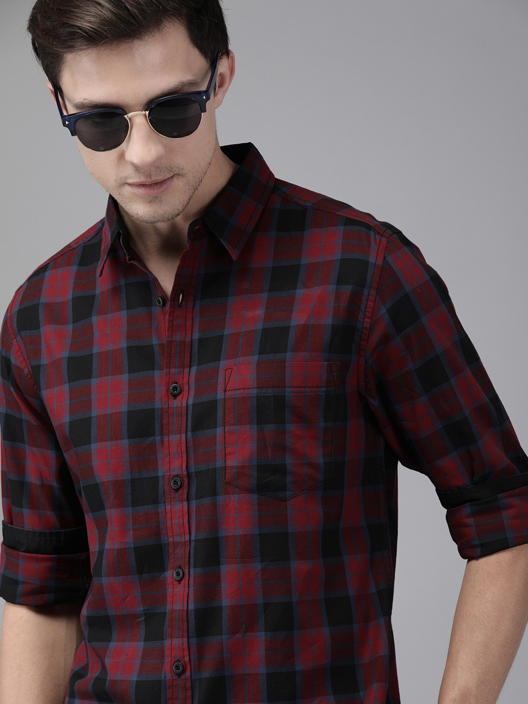 

Roadster Men Maroon & Black Regular Fit Checked Casual Shirt