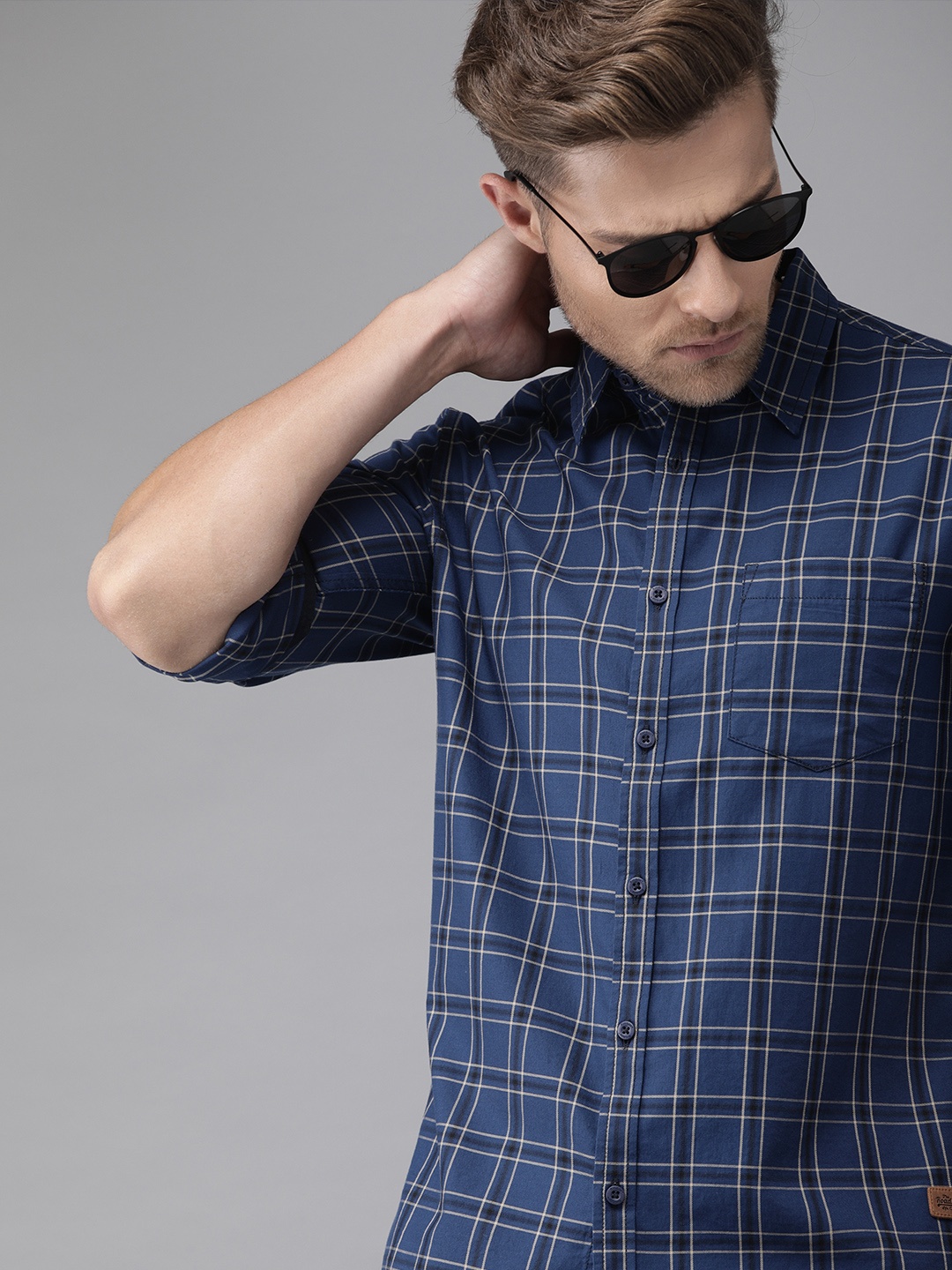 

The Roadster Lifestyle Co Men Navy Blue & Black Regular Fit Checked Casual Shirt