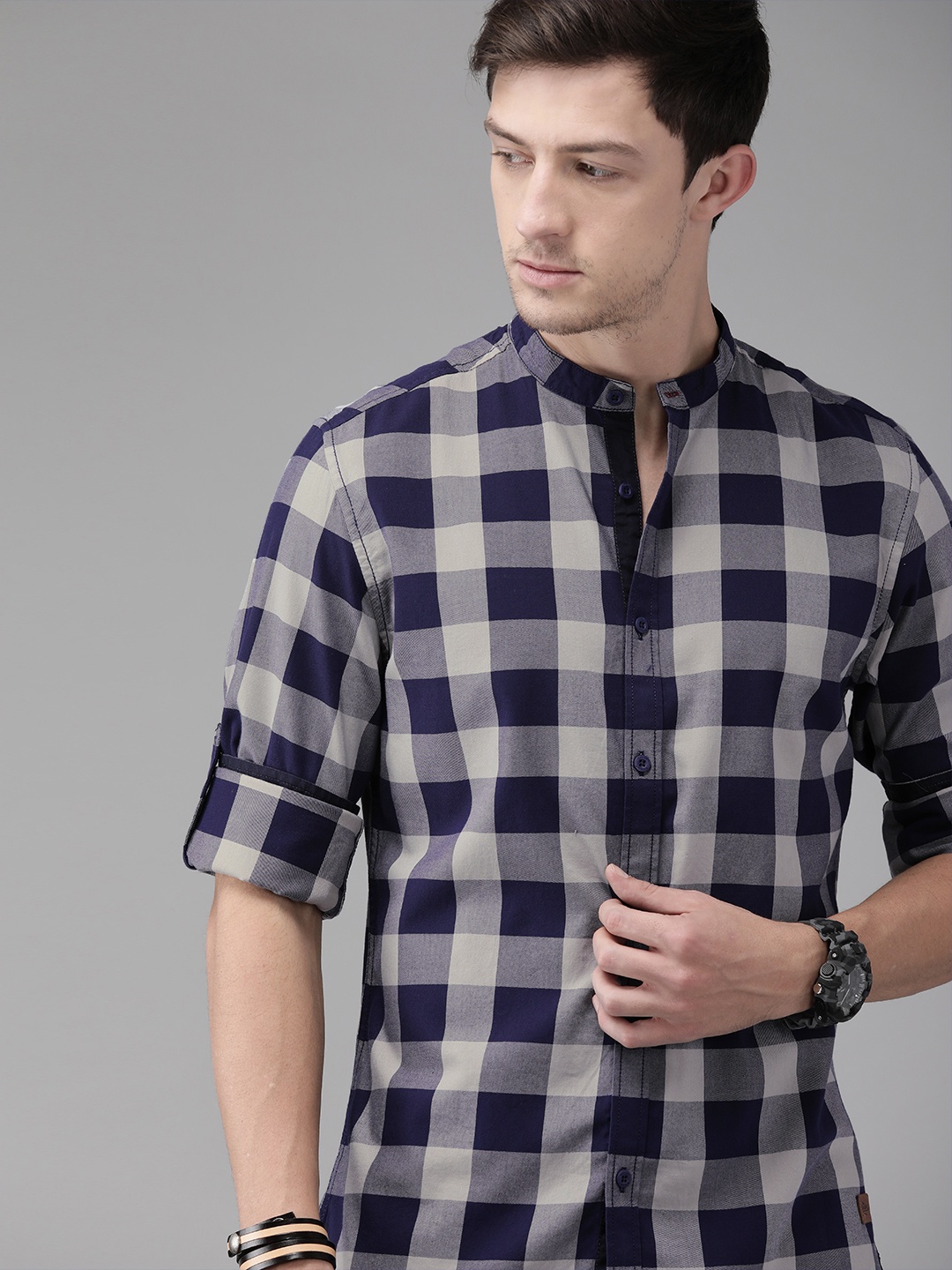 

The Roadster Lifestyle Co Men Grey & Navy Blue Regular Fit Checked Casual Shirt