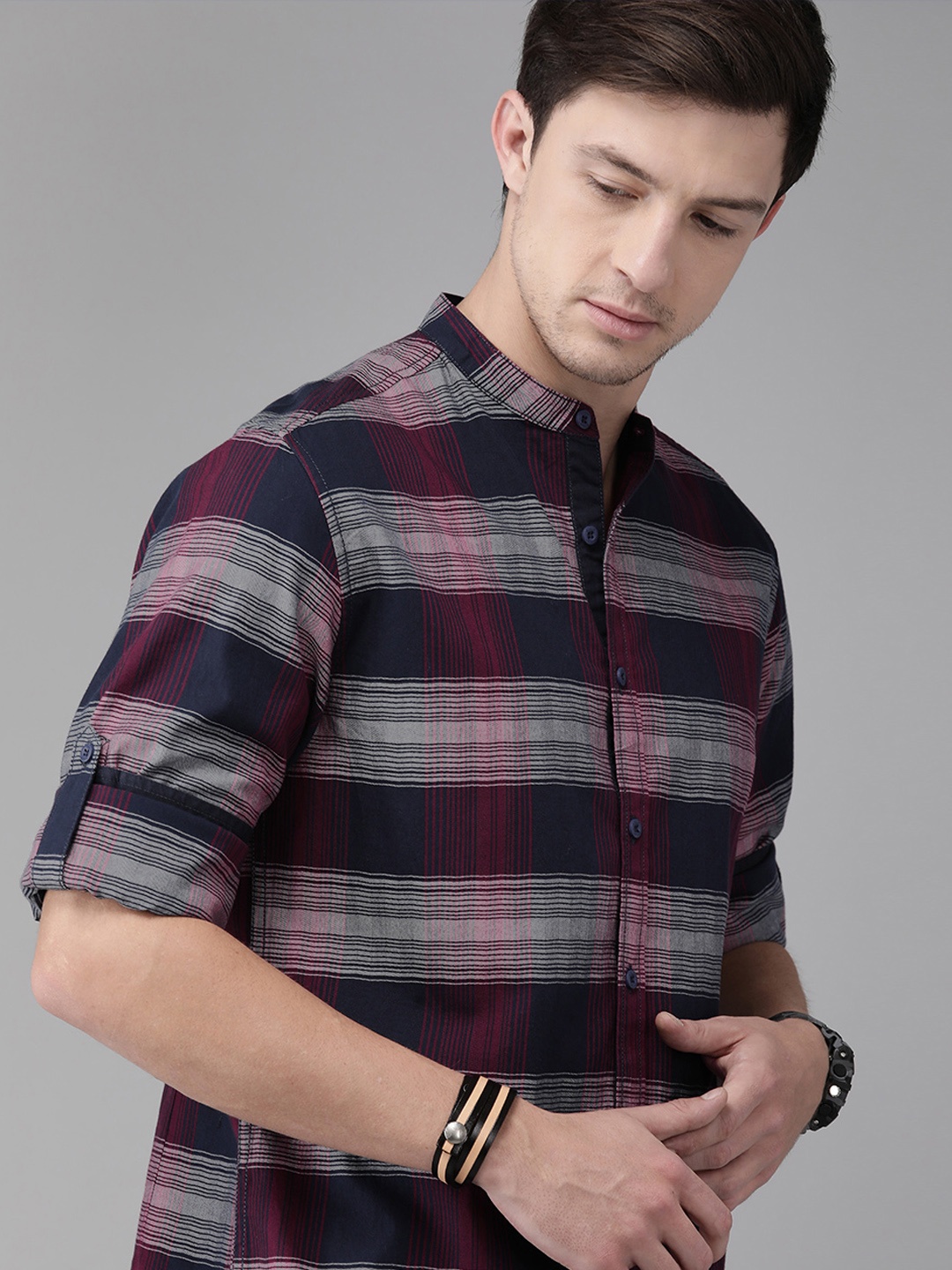 

The Roadster Lifestyle Co Men Maroon & Navy Blue Regular Fit Checked Casual Shirt