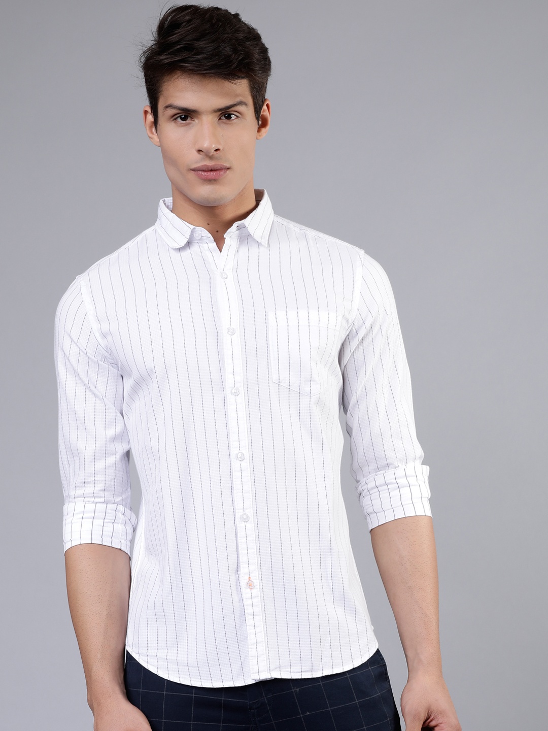 

HIGHLANDER Men White & Navy Blue Slim Fit Striped Casual Shirt