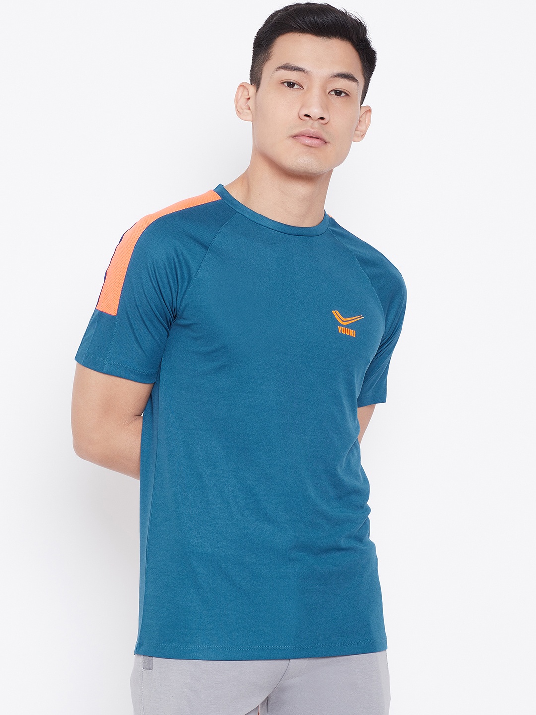

Yuuki Men Teal Blue Solid Round Neck T-shirt