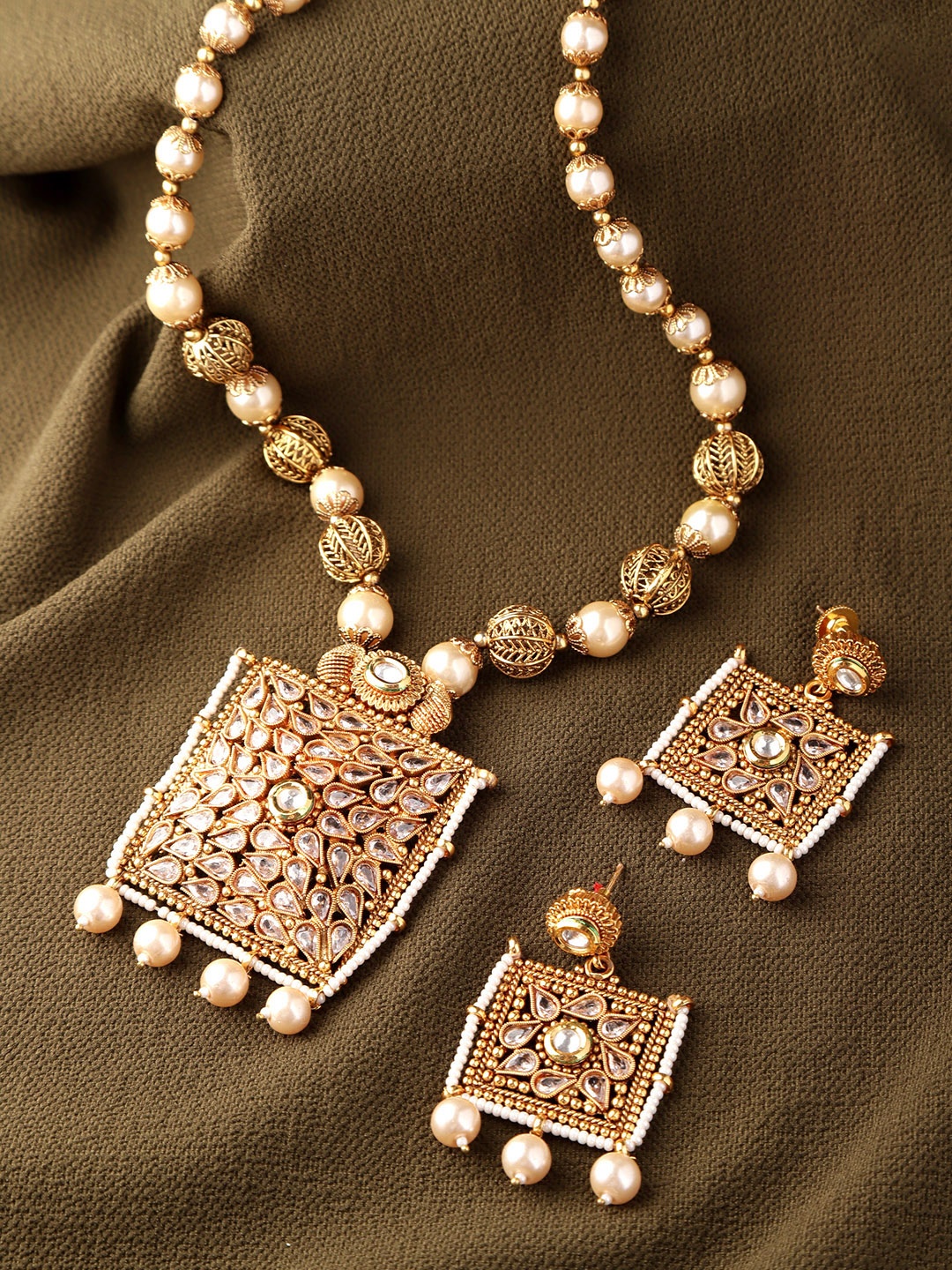 

Zobby Off-White Gold-Plated Stone Studded & Beaded Handcrafted Jewellery Set