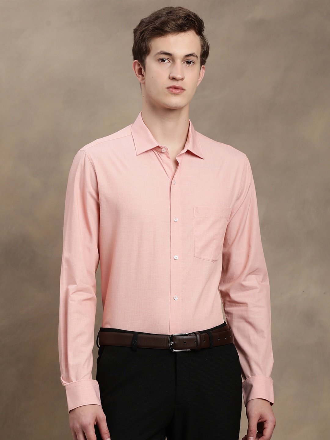 

Turtle Men Peach-Coloured Relaxed Slim Fit Solid Formal Shirt