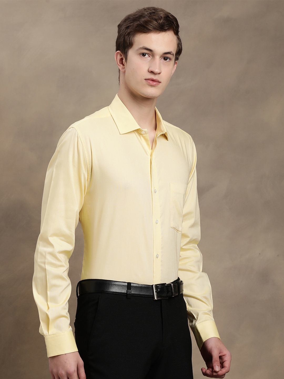 

Turtle Men Yellow Relaxed Slim Fit Solid Formal Shirt