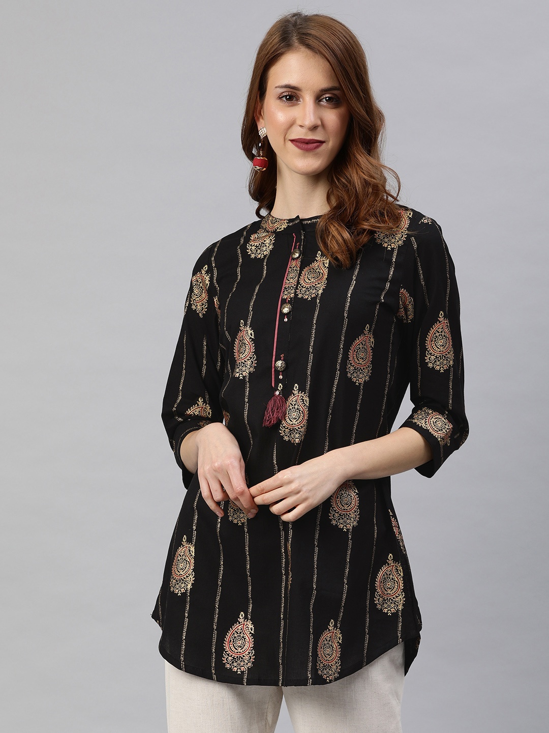 

Rain & Rainbow Women Black & Golden Printed Pure Cotton Straight Kurti