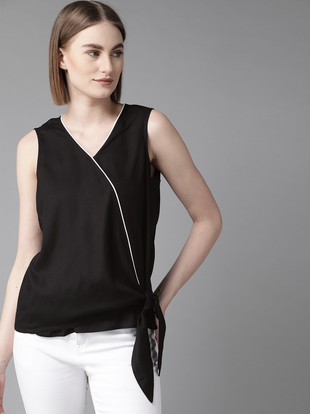 

The Roadster Lifestyle Co Women Black Solid Wrap Top