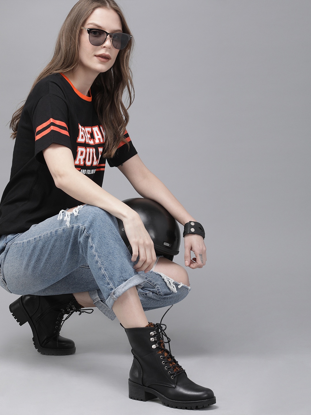 

The Roadster Lifestyle Co Women Black Printed Round Neck Pure Cotton T-shirt