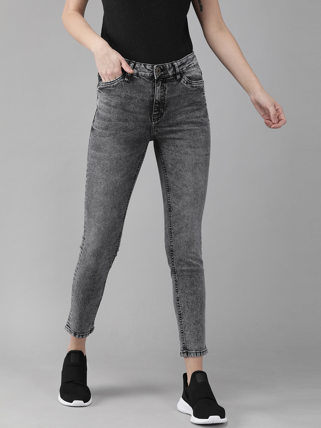 

The Roadster Lifestyle Co Women Charcoal Grey Skinny Fit Mid-Rise Clean Look Jeans