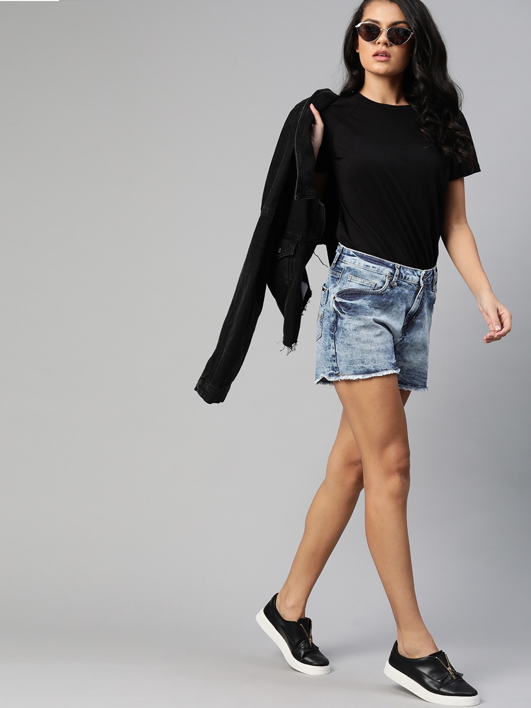 

The Roadster Lifestyle Co Women Blue Washed Mid-Rise Denim Shorts