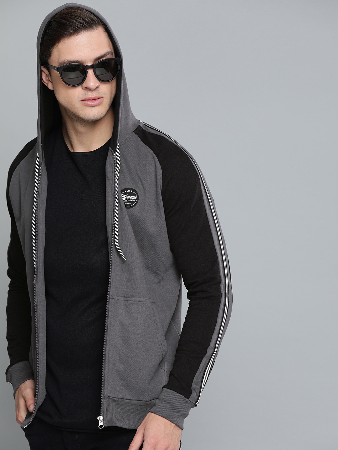 

Difference of Opinion Men Charcoal Grey & Black Solid Hooded Sweatshirt