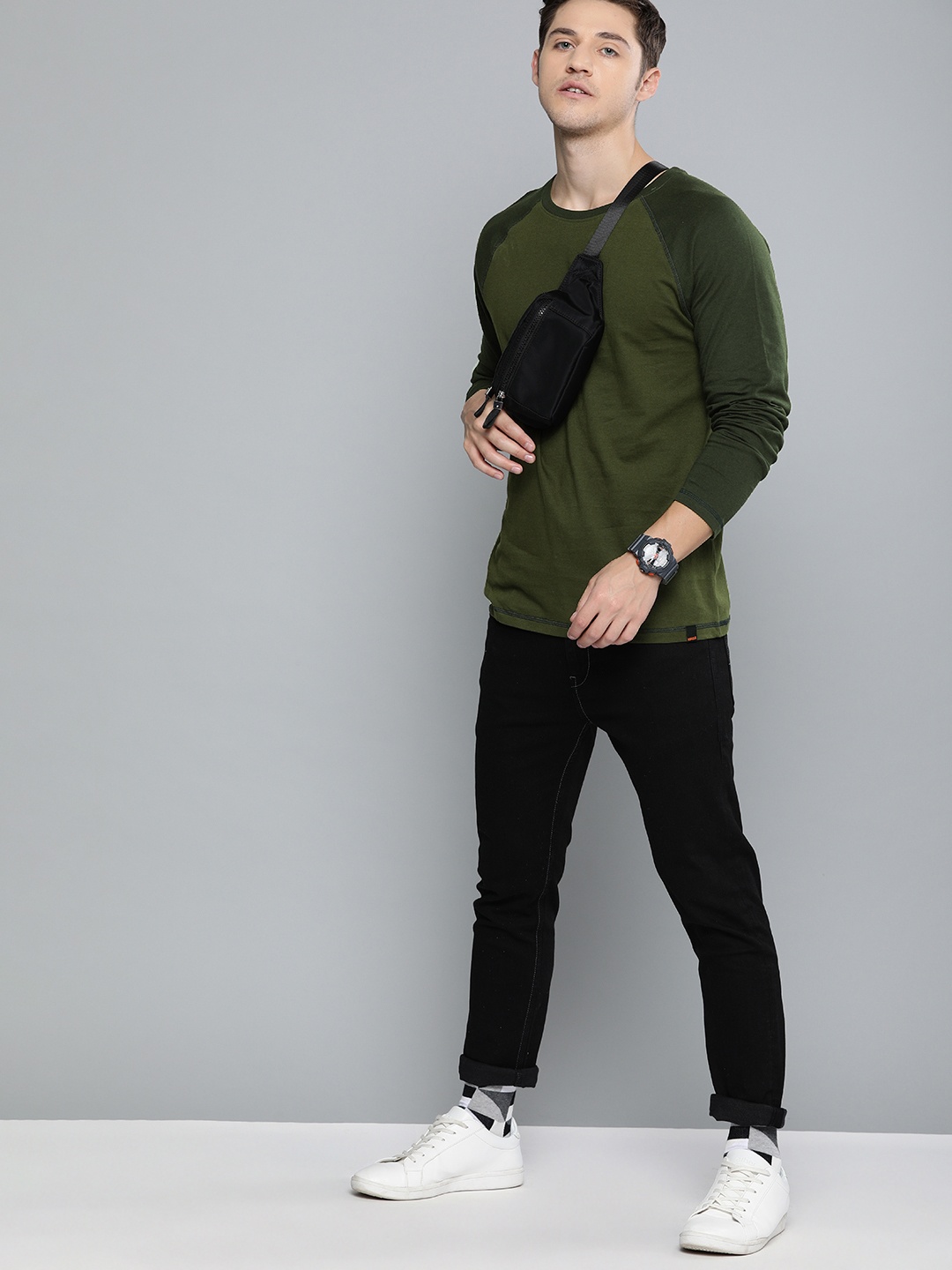

SINGLE Men Olive Green Solid Slim Fit Round Neck Pure Cotton T-shirt