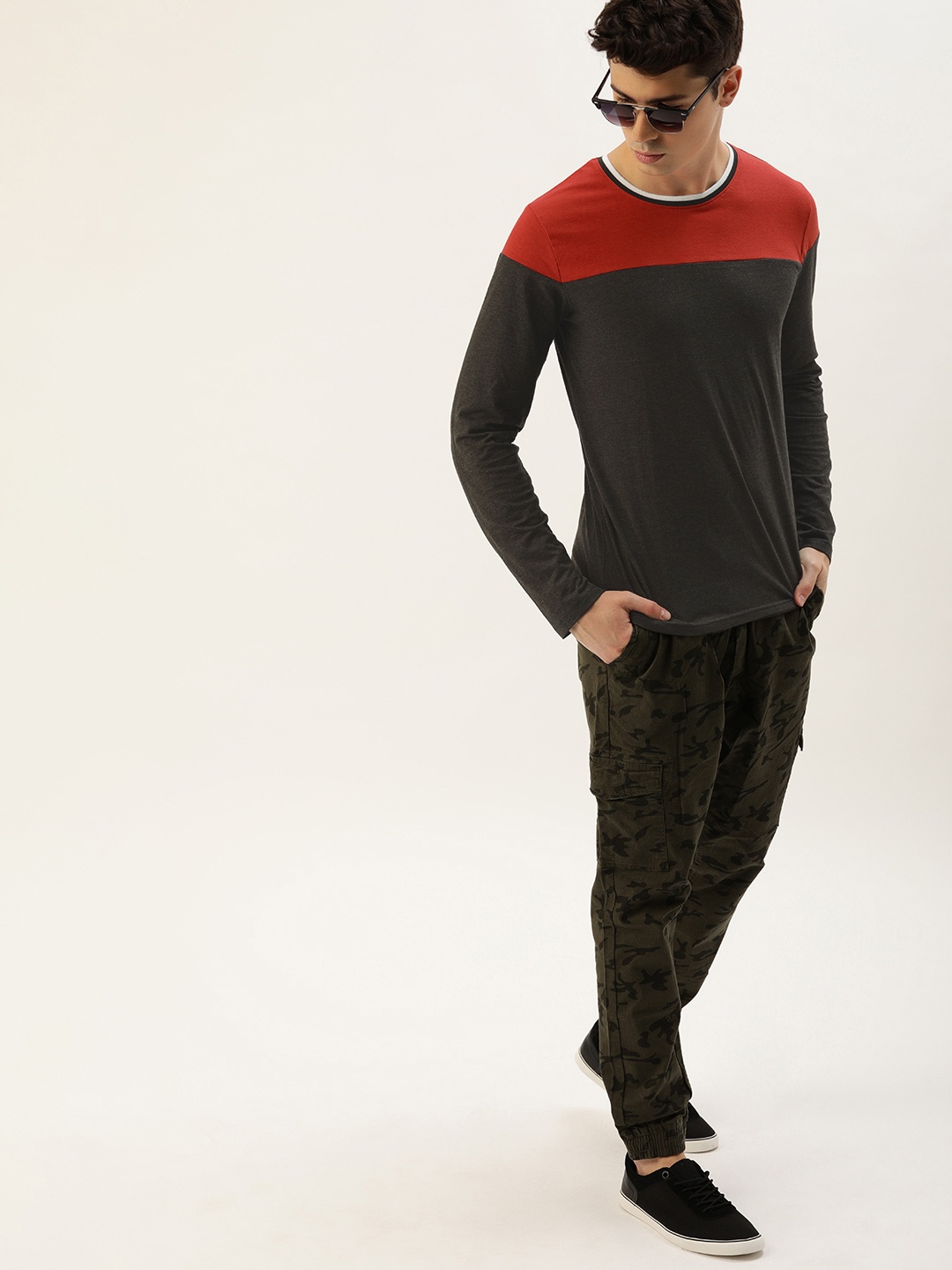

SINGLE Men Charcoal Grey Red Colourblocked Slim Fit Round Neck Pure Cotton T-shirt