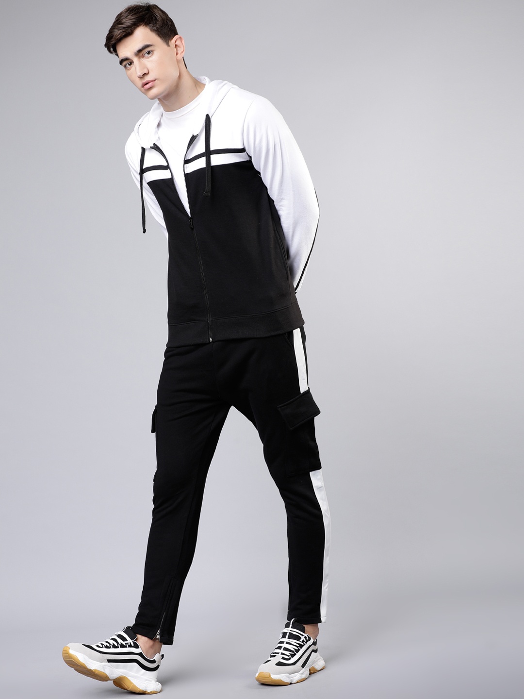

HIGHLANDER Men Black & White Colourblocked Hooded Sweatshirt