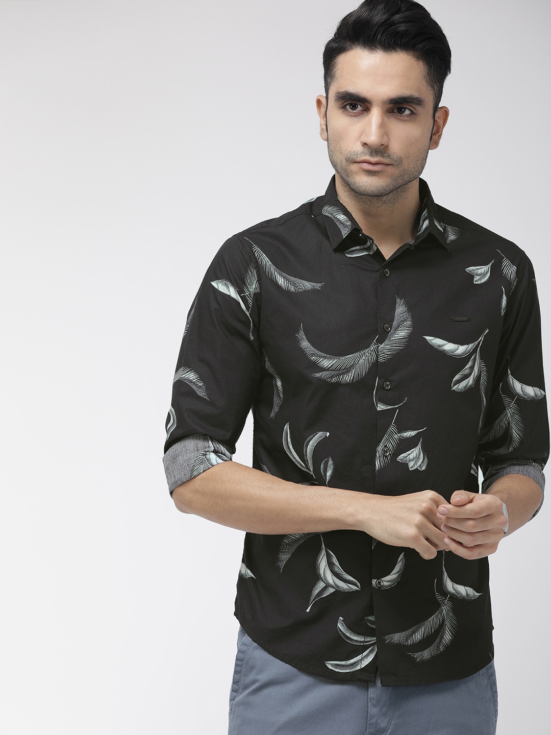 

The Indian Garage Co Men Black & Off-White Slim Fit Printed Casual Shirt