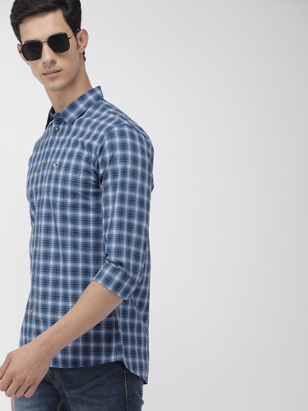 

Tommy Hilfiger Men Blue & White Regular Fit Checked Casual Shirt