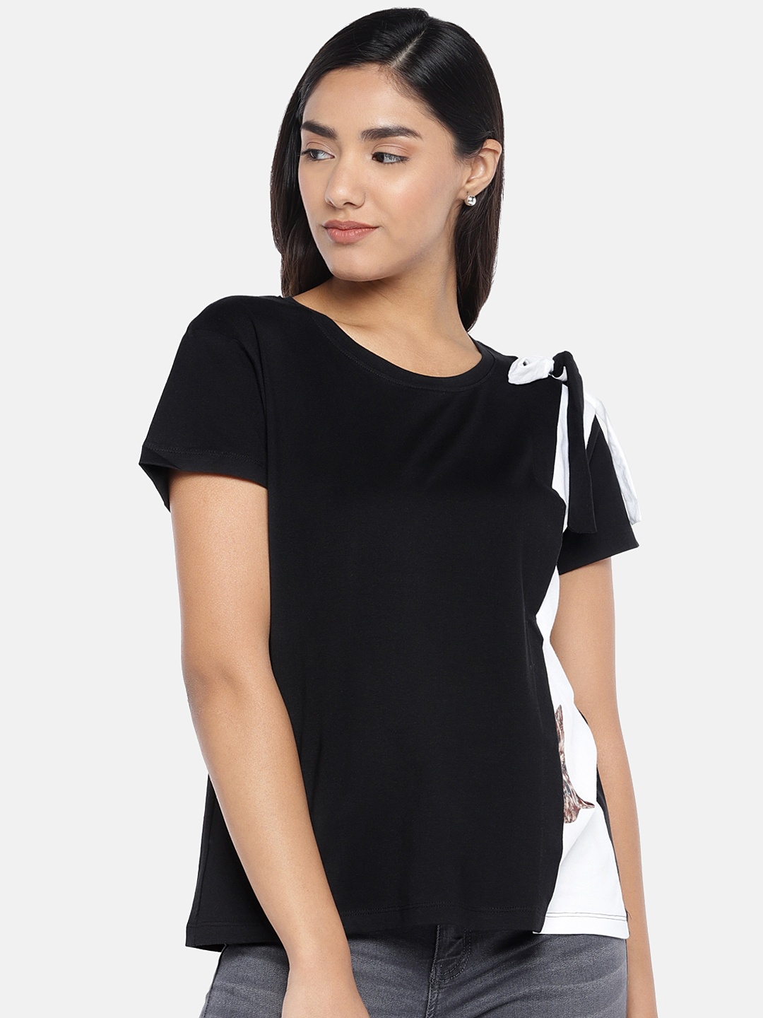 

Globus Women Black & White Colourblocked Top