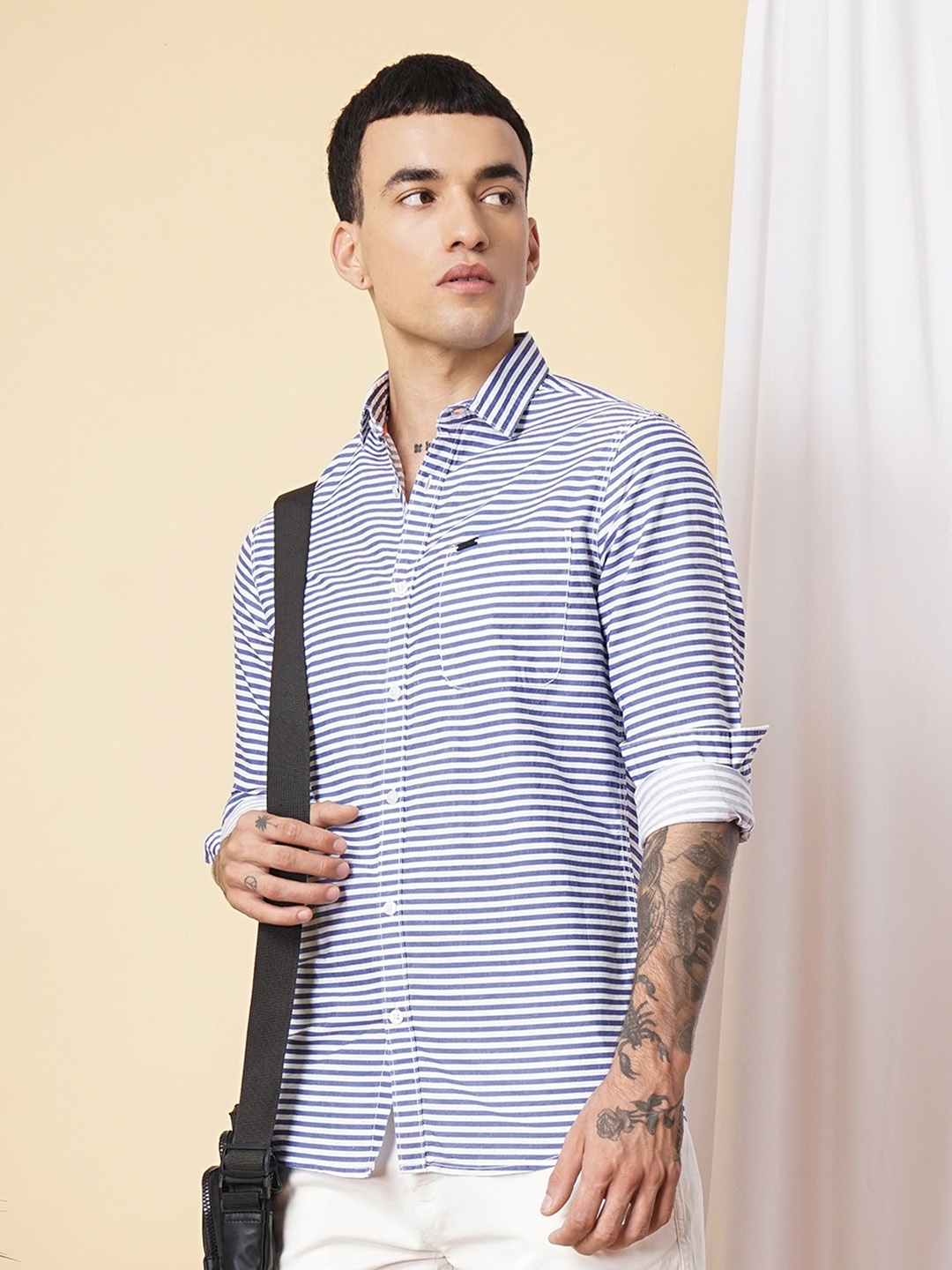 

The Indian Garage Co Men White & Blue Slim Fit Striped Casual Shirt