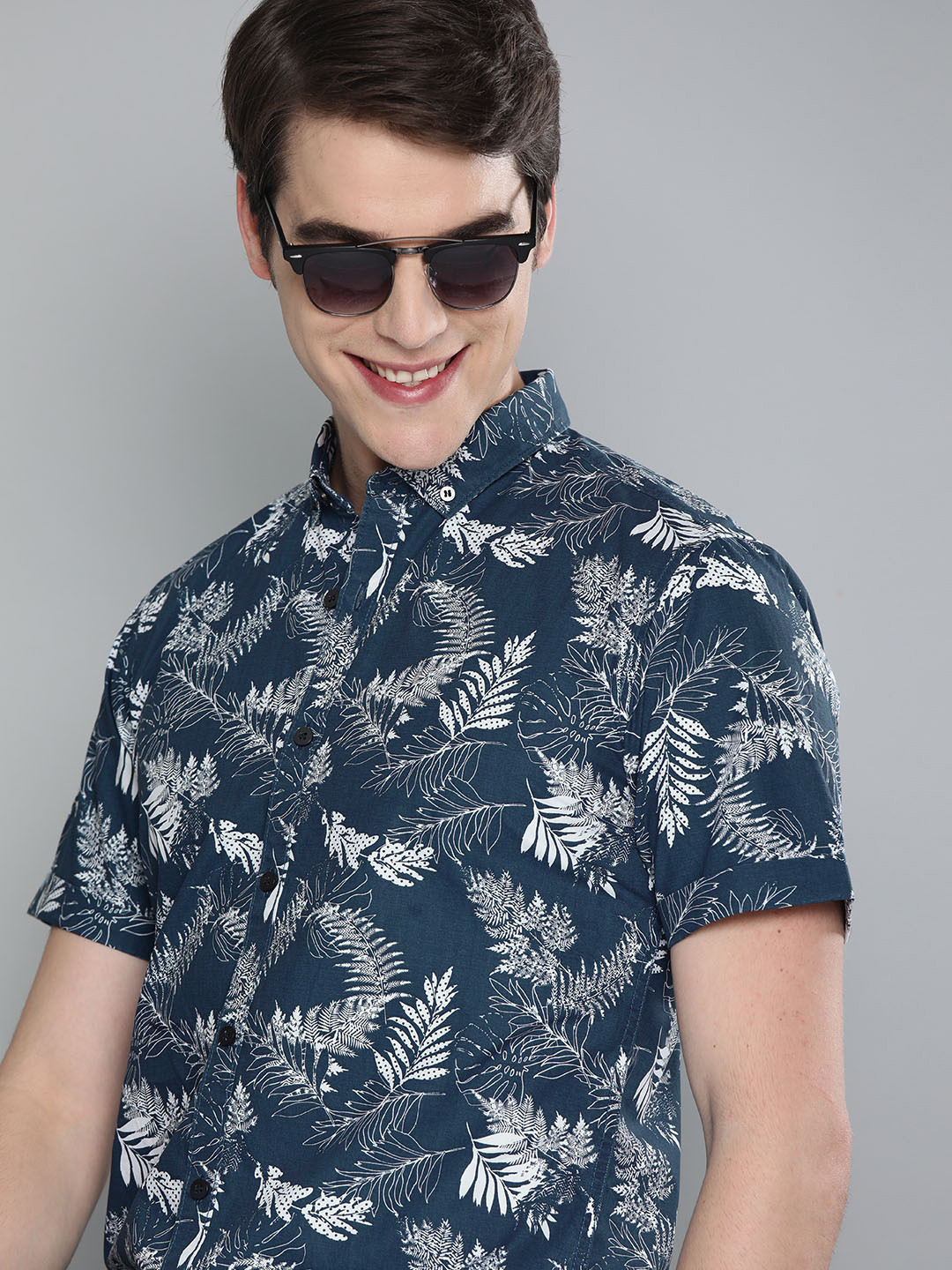 

Mast & Harbour Men Teal Blue & White Regular Fit Printed Casual Shirt