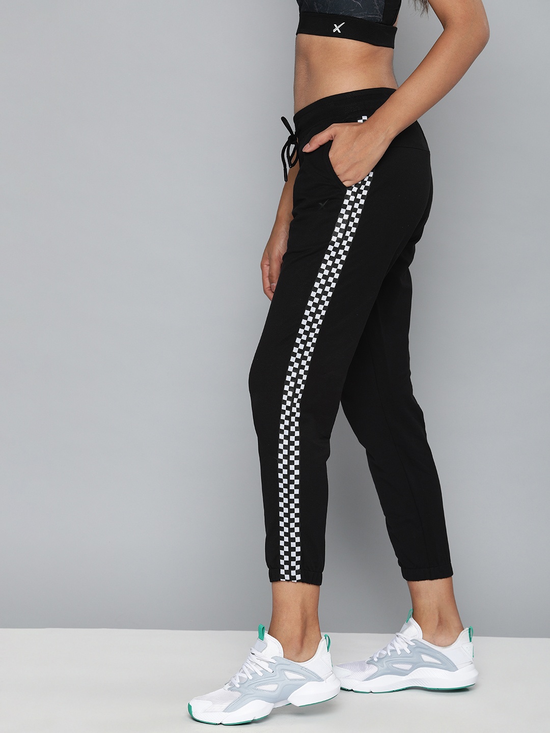 

HRX by Hrithik Roshan Women Black Solid Regular Fit Lycra Lifestyle Cropped Joggers