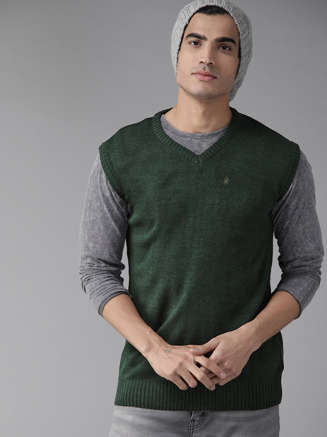 

The Roadster Lifestyle Co Men Green Solid Sweater Vest