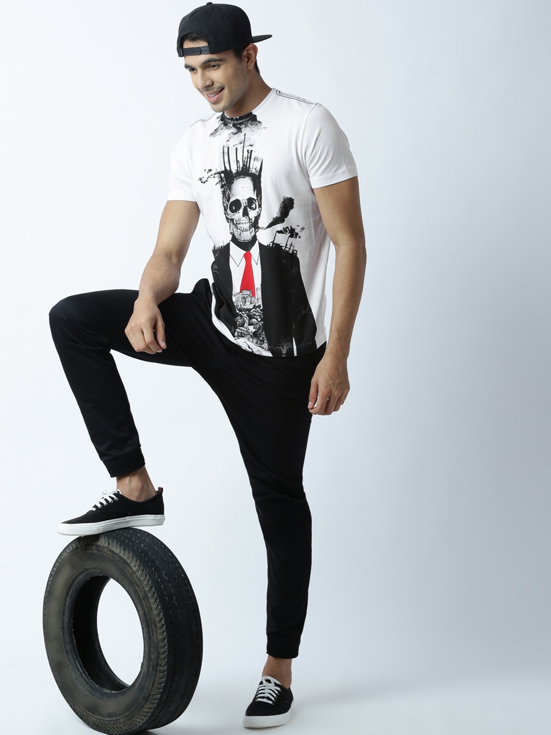 

Huetrap Men White Printed Round Neck T-shirt