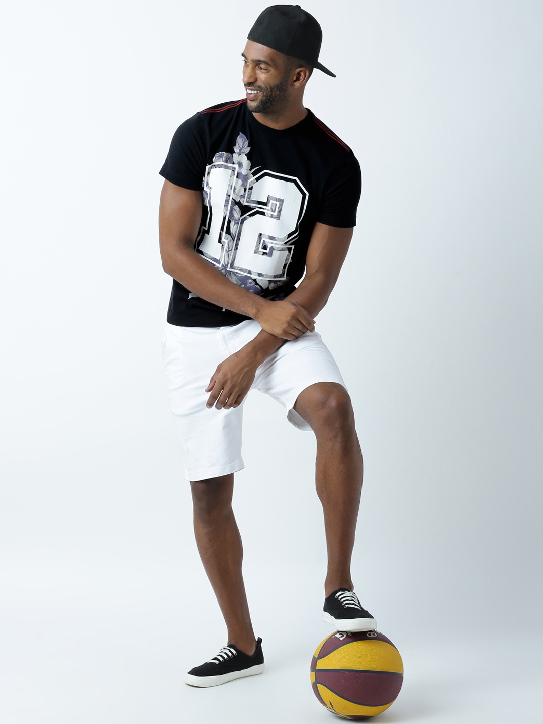 

Huetrap Men Black Printed Round Neck T-shirt