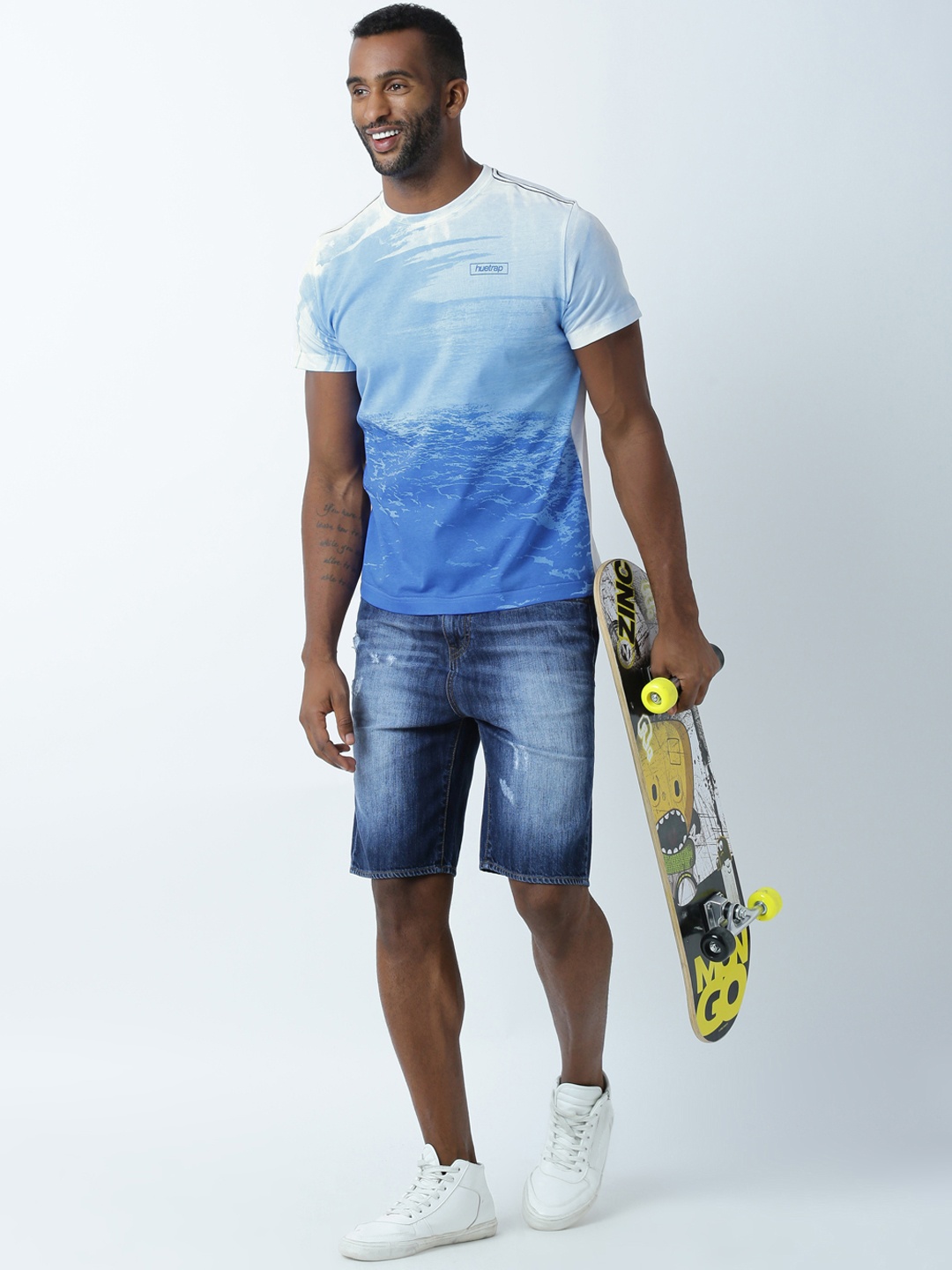 

Huetrap Men White & Blue Printed Round Neck T-shirt