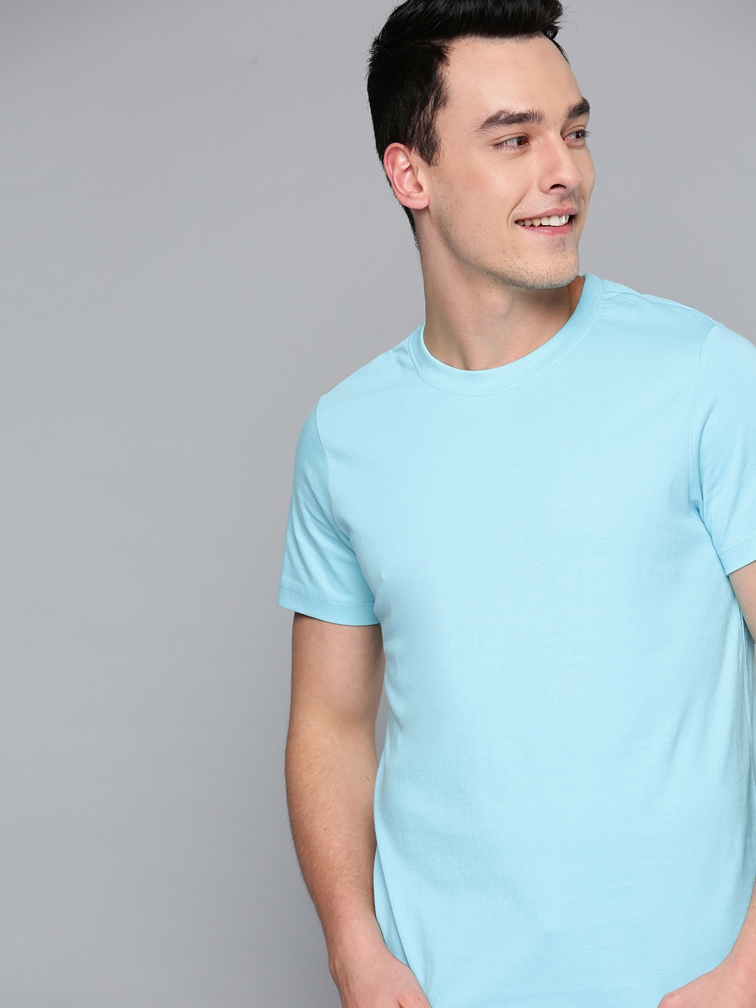 

Mast & Harbour Men Blue Solid Round Neck T-shirt