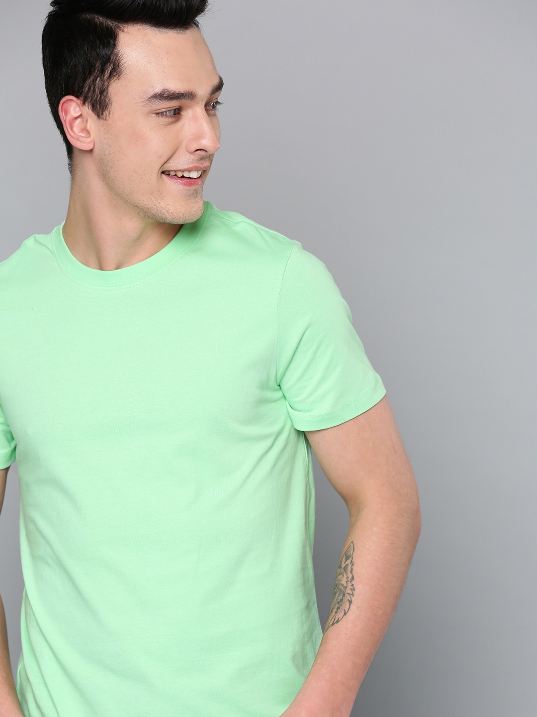 

Mast Harbour Men Green Solid Round Neck Pure Cotton T-shirt